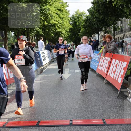 14.06.2026 - REWE Women's Run Strokosch-Dieckow http://msf.ph/oto/9787472 14.06.2026 10:16:24 Ziel 10037, 10038, 10143, 10200, 10289, 11061, 11072, 11085, 11227 meine-sportfotos.de