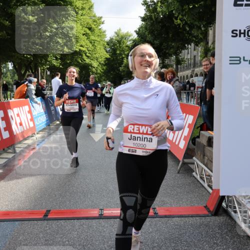 14.06.2026 - REWE Women's Run Strokosch-Dieckow http://msf.ph/oto/9787480 14.06.2026 10:16:25 Ziel 10037, 10038, 10143, 10200, 10289, 11061, 11072, 11085, 11227 meine-sportfotos.de