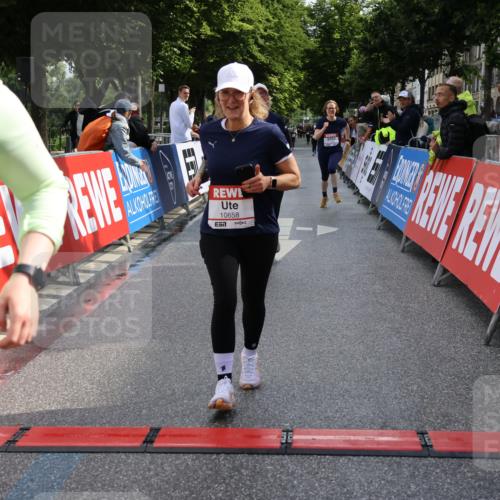 14.06.2026 - REWE Women's Run Strokosch-Dieckow http://msf.ph/oto/9787494 14.06.2026 10:16:33 Ziel 10289, 10658, 11222, 11227, 11460, 11490 meine-sportfotos.de