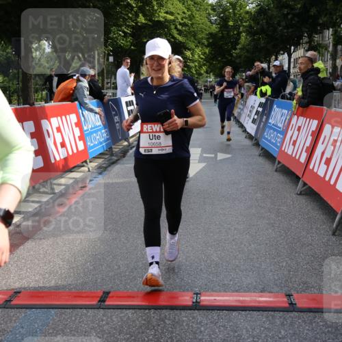 14.06.2026 - REWE Women's Run Strokosch-Dieckow http://msf.ph/oto/9787495 14.06.2026 10:16:33 Ziel 10289, 10658, 11222, 11227, 11460, 11490 meine-sportfotos.de