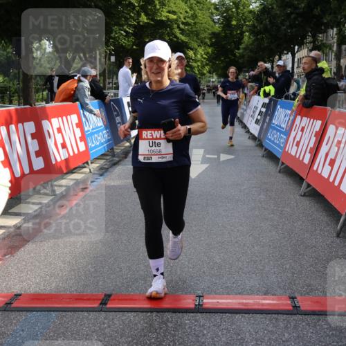 14.06.2026 - REWE Women's Run Strokosch-Dieckow http://msf.ph/oto/9787496 14.06.2026 10:16:33 Ziel 10289, 10658, 11222, 11227, 11460, 11490 meine-sportfotos.de