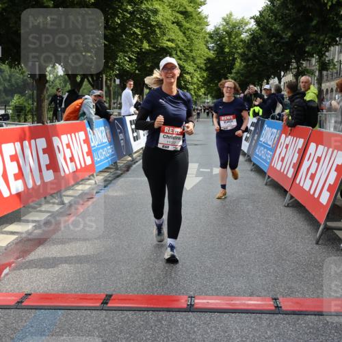 14.06.2026 - REWE Women's Run Strokosch-Dieckow http://msf.ph/oto/9787500 14.06.2026 10:16:34 Ziel 10289, 10658, 11222, 11227, 11460, 11490 meine-sportfotos.de