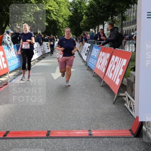 14.06.2026 - REWE Women's Run Strokosch-Dieckow http://msf.ph/oto/9787536 14.06.2026 10:17:16 Ziel 10035, 10216, 10829, 10957, 11299 meine-sportfotos.de