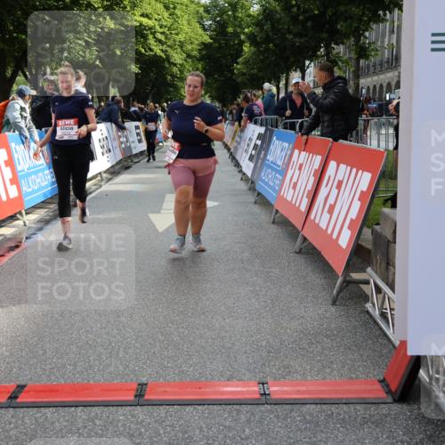 14.06.2026 - REWE Women's Run Strokosch-Dieckow http://msf.ph/oto/9787538 14.06.2026 10:17:16 Ziel 10035, 10216, 10829, 10957, 11299 meine-sportfotos.de