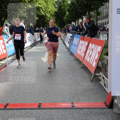 14.06.2026 - REWE Women's Run Strokosch-Dieckow http://msf.ph/oto/9787539 14.06.2026 10:17:16 Ziel 10035, 10216, 10829, 10957, 11299 meine-sportfotos.de
