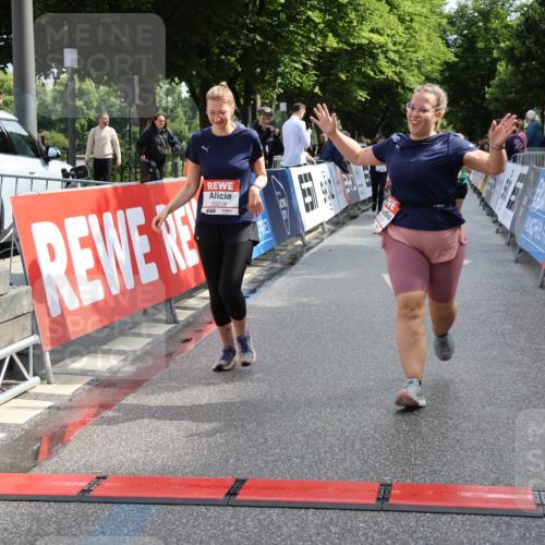 14.06.2026 - REWE Women's Run Strokosch-Dieckow http://msf.ph/oto/9787540 14.06.2026 10:17:17 Ziel 10035, 10216, 10829, 10957, 11000, 11299 meine-sportfotos.de