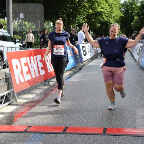14.06.2026 - REWE Women's Run Strokosch-Dieckow http://msf.ph/oto/9787542 14.06.2026 10:17:17 Ziel 10035, 10216, 10829, 10957, 11000, 11299 meine-sportfotos.de