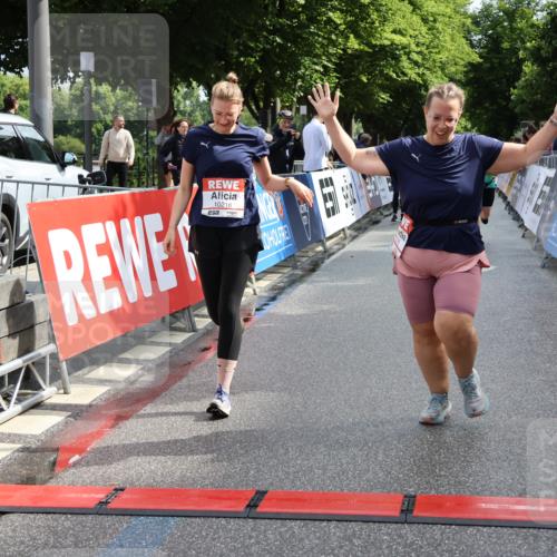 14.06.2026 - REWE Women's Run Strokosch-Dieckow http://msf.ph/oto/9787543 14.06.2026 10:17:17 Ziel 10035, 10216, 10829, 10957, 11000, 11299 meine-sportfotos.de