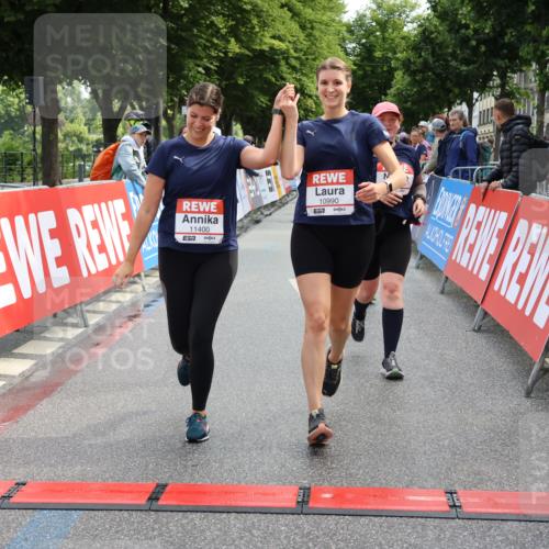 14.06.2026 - REWE Women's Run Strokosch-Dieckow http://msf.ph/oto/9787558 14.06.2026 10:17:28 Ziel 10863, 10957, 10990, 11000, 11088, 11226, 11400 meine-sportfotos.de