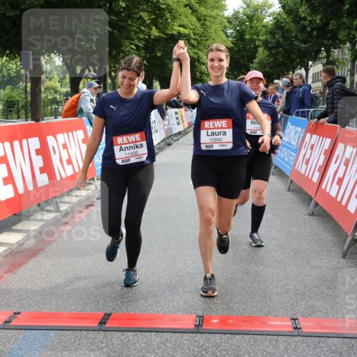 14.06.2026 - REWE Women's Run Strokosch-Dieckow http://msf.ph/oto/9787559 14.06.2026 10:17:28 Ziel 10863, 10957, 10990, 11000, 11088, 11226, 11400 meine-sportfotos.de