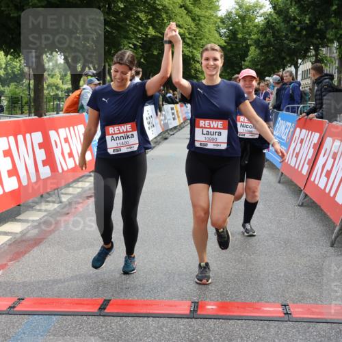 14.06.2026 - REWE Women's Run Strokosch-Dieckow http://msf.ph/oto/9787560 14.06.2026 10:17:28 Ziel 10863, 10957, 10990, 11000, 11088, 11226, 11400 meine-sportfotos.de
