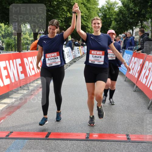 14.06.2026 - REWE Women's Run Strokosch-Dieckow http://msf.ph/oto/9787561 14.06.2026 10:17:28 Ziel 10863, 10957, 10990, 11000, 11088, 11226, 11400 meine-sportfotos.de