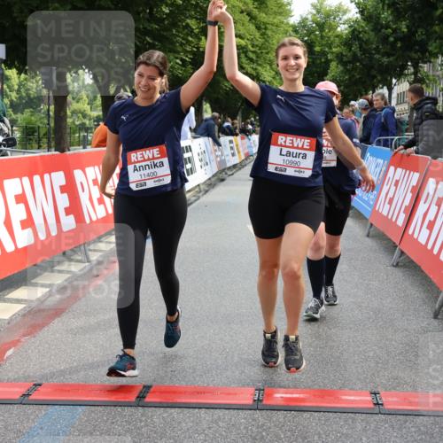 14.06.2026 - REWE Women's Run Strokosch-Dieckow http://msf.ph/oto/9787562 14.06.2026 10:17:28 Ziel 10863, 10957, 10990, 11000, 11088, 11226, 11400 meine-sportfotos.de