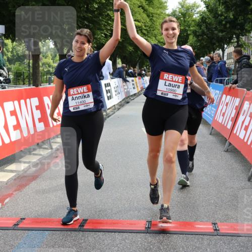 14.06.2026 - REWE Women's Run Strokosch-Dieckow http://msf.ph/oto/9787563 14.06.2026 10:17:28 Ziel 10863, 10957, 10990, 11000, 11088, 11226, 11400 meine-sportfotos.de