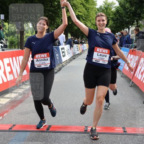 14.06.2026 - REWE Women's Run Strokosch-Dieckow http://msf.ph/oto/9787565 14.06.2026 10:17:28 Ziel 10863, 10957, 10990, 11000, 11088, 11226, 11400 meine-sportfotos.de