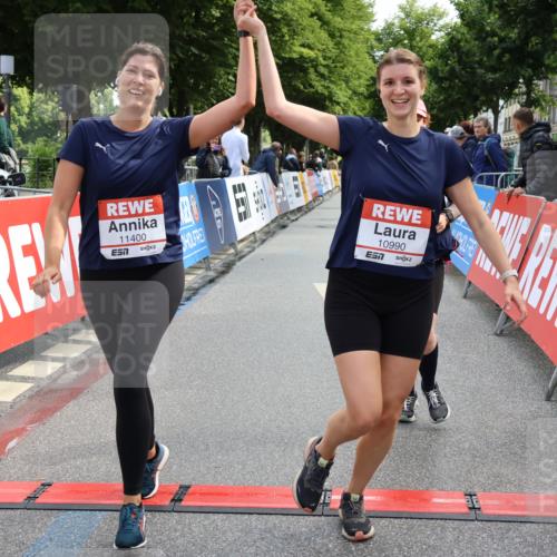 14.06.2026 - REWE Women's Run Strokosch-Dieckow http://msf.ph/oto/9787567 14.06.2026 10:17:28 Ziel 10863, 10957, 10990, 11000, 11088, 11226, 11400 meine-sportfotos.de
