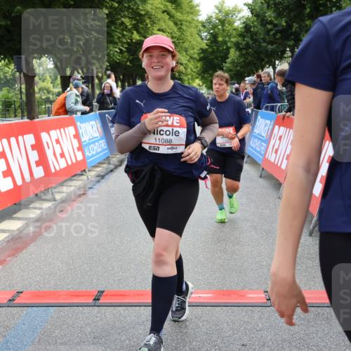 14.06.2026 - REWE Women's Run Strokosch-Dieckow http://msf.ph/oto/9787568 14.06.2026 10:17:29 Ziel 10863, 10990, 11000, 11088, 11226, 11400 meine-sportfotos.de
