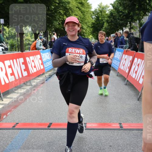 14.06.2026 - REWE Women's Run Strokosch-Dieckow http://msf.ph/oto/9787569 14.06.2026 10:17:29 Ziel 10863, 10990, 11000, 11088, 11226, 11400 meine-sportfotos.de