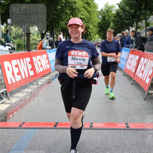 14.06.2026 - REWE Women's Run Strokosch-Dieckow http://msf.ph/oto/9787570 14.06.2026 10:17:29 Ziel 10863, 10990, 11000, 11088, 11226, 11400 meine-sportfotos.de