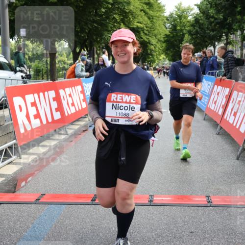 14.06.2026 - REWE Women's Run Strokosch-Dieckow http://msf.ph/oto/9787571 14.06.2026 10:17:30 Ziel 10863, 10990, 11088, 11226, 11400 meine-sportfotos.de