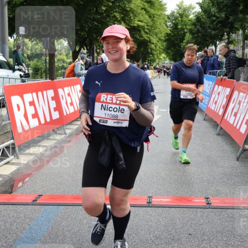 14.06.2026 - REWE Women's Run Strokosch-Dieckow http://msf.ph/oto/9787572 14.06.2026 10:17:30 Ziel 10863, 10990, 11088, 11226, 11400 meine-sportfotos.de