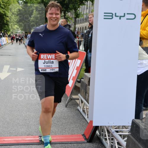 14.06.2026 - REWE Women's Run Strokosch-Dieckow http://msf.ph/oto/9787573 14.06.2026 10:17:31 Ziel 10863, 10990, 11088, 11226, 11400 meine-sportfotos.de