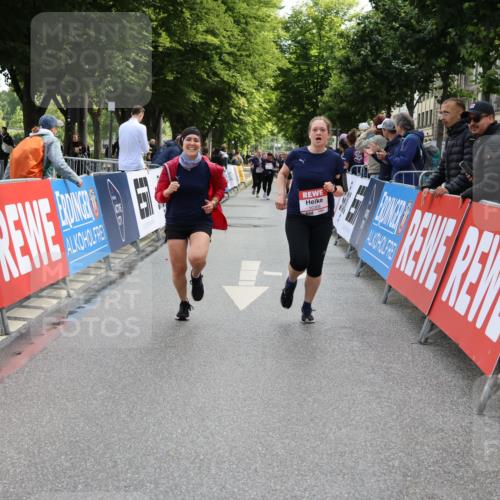 14.06.2026 - REWE Women's Run Strokosch-Dieckow http://msf.ph/oto/9787582 14.06.2026 10:17:41 Ziel 10270 meine-sportfotos.de