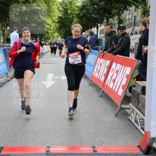 14.06.2026 - REWE Women's Run Strokosch-Dieckow http://msf.ph/oto/9787583 14.06.2026 10:17:42 Ziel 10270 meine-sportfotos.de