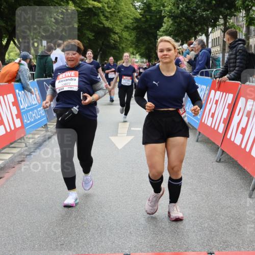 14.06.2026 - REWE Women's Run Strokosch-Dieckow http://msf.ph/oto/9787599 14.06.2026 10:17:56 Ziel 10316, 10615, 10797, 10807, 10877 meine-sportfotos.de