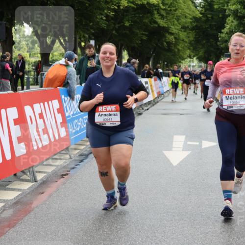 14.06.2026 - REWE Women's Run Strokosch-Dieckow http://msf.ph/oto/9787610 14.06.2026 10:18:03 Ziel 10316, 10456, 10797, 10807, 10877, 10941 meine-sportfotos.de