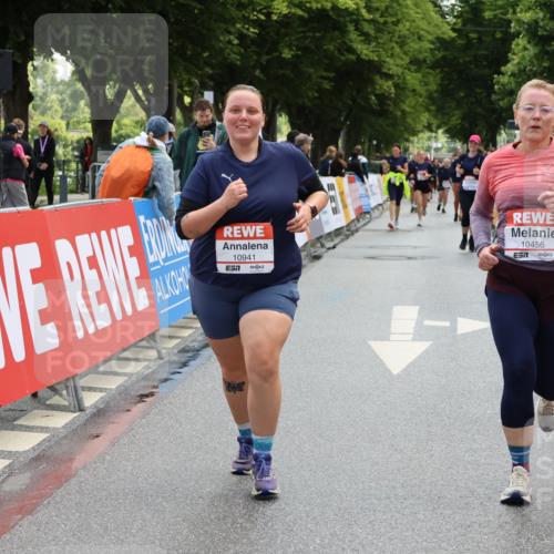 14.06.2026 - REWE Women's Run Strokosch-Dieckow http://msf.ph/oto/9787611 14.06.2026 10:18:03 Ziel 10316, 10456, 10797, 10807, 10877, 10941 meine-sportfotos.de