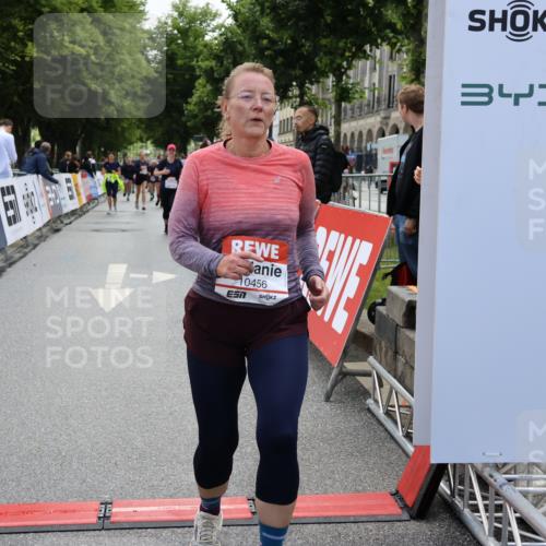 14.06.2026 - REWE Women's Run Strokosch-Dieckow http://msf.ph/oto/9787615 14.06.2026 10:18:04 Ziel 10316, 10456, 10797, 10807, 10877, 10941 meine-sportfotos.de