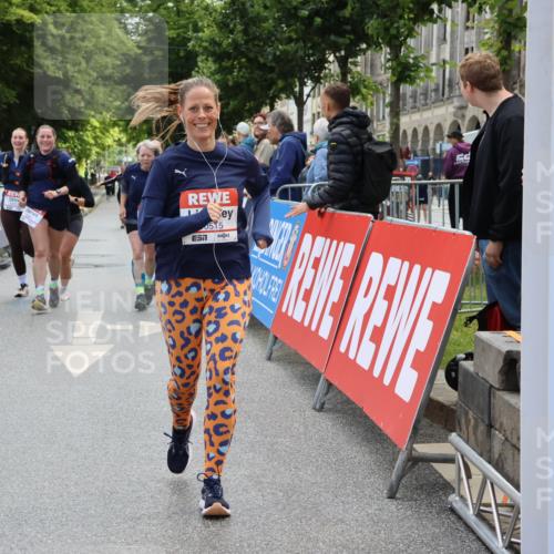 14.06.2026 - REWE Women's Run Strokosch-Dieckow http://msf.ph/oto/9787631 14.06.2026 10:18:18 Ziel 10157, 10515, 10707, 10851, 10865, 10866, 11189, 11314, 11449 meine-sportfotos.de