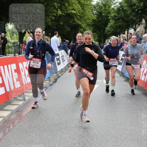 14.06.2026 - REWE Women's Run Strokosch-Dieckow http://msf.ph/oto/9787636 14.06.2026 10:18:20 Ziel 10515, 10707, 10851, 10865, 10866, 11189, 11314, 11449 meine-sportfotos.de