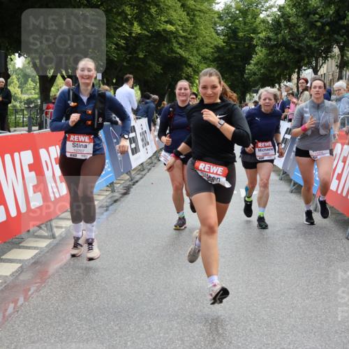 14.06.2026 - REWE Women's Run Strokosch-Dieckow http://msf.ph/oto/9787637 14.06.2026 10:18:20 Ziel 10515, 10707, 10851, 10865, 10866, 11189, 11314, 11449 meine-sportfotos.de
