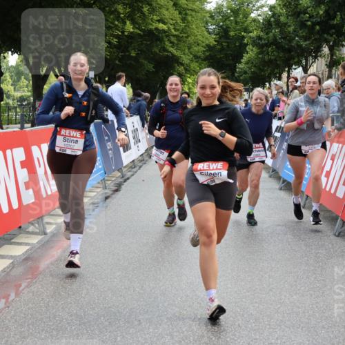 14.06.2026 - REWE Women's Run Strokosch-Dieckow http://msf.ph/oto/9787638 14.06.2026 10:18:20 Ziel 10515, 10707, 10851, 10865, 10866, 11189, 11314, 11449 meine-sportfotos.de