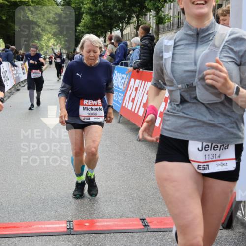 14.06.2026 - REWE Women's Run Strokosch-Dieckow http://msf.ph/oto/9787647 14.06.2026 10:18:22 Ziel 10141, 10515, 10707, 10851, 10865, 10866, 11189, 11314 meine-sportfotos.de