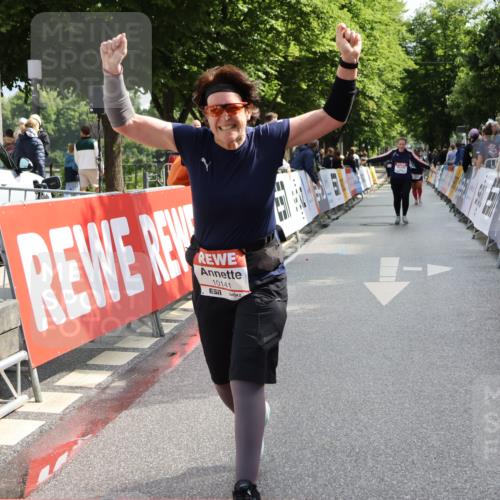 14.06.2026 - REWE Women's Run Strokosch-Dieckow http://msf.ph/oto/9787657 14.06.2026 10:18:26 Ziel 10141, 10515, 10707, 10851, 10865, 10866, 11314 meine-sportfotos.de