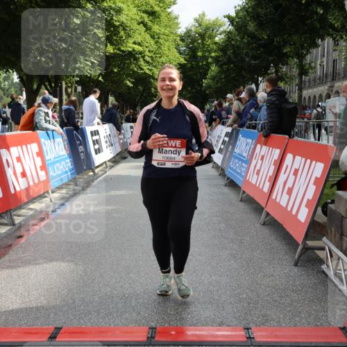 14.06.2026 - REWE Women's Run Strokosch-Dieckow http://msf.ph/oto/9787658 14.06.2026 10:18:33 Ziel 10141, 10684, 10864 meine-sportfotos.de