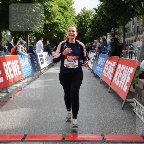 14.06.2026 - REWE Women's Run Strokosch-Dieckow http://msf.ph/oto/9787659 14.06.2026 10:18:33 Ziel 10141, 10684, 10864 meine-sportfotos.de