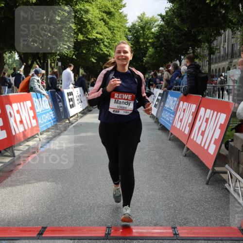 14.06.2026 - REWE Women's Run Strokosch-Dieckow http://msf.ph/oto/9787660 14.06.2026 10:18:33 Ziel 10141, 10684, 10864 meine-sportfotos.de