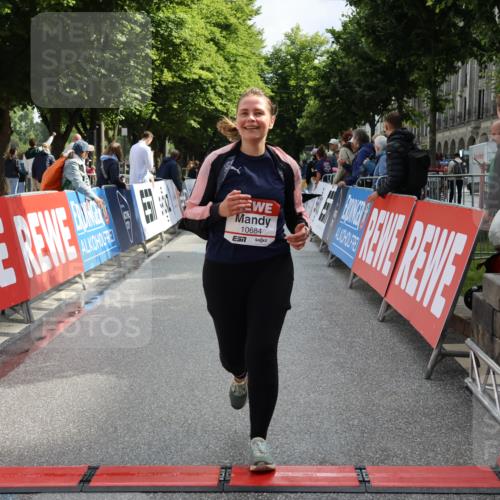 14.06.2026 - REWE Women's Run Strokosch-Dieckow http://msf.ph/oto/9787661 14.06.2026 10:18:33 Ziel 10141, 10684, 10864 meine-sportfotos.de