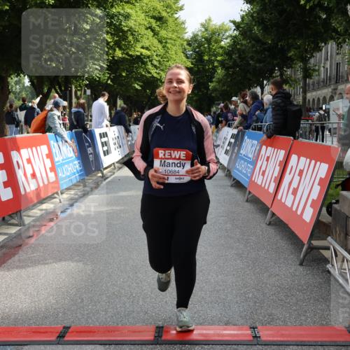 14.06.2026 - REWE Women's Run Strokosch-Dieckow http://msf.ph/oto/9787662 14.06.2026 10:18:33 Ziel 10141, 10684, 10864 meine-sportfotos.de