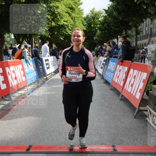 14.06.2026 - REWE Women's Run Strokosch-Dieckow http://msf.ph/oto/9787663 14.06.2026 10:18:33 Ziel 10141, 10684, 10864 meine-sportfotos.de