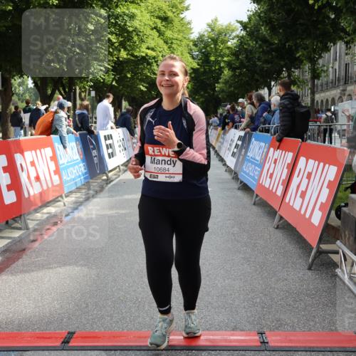 14.06.2026 - REWE Women's Run Strokosch-Dieckow http://msf.ph/oto/9787664 14.06.2026 10:18:34 Ziel 10141, 10684, 10864 meine-sportfotos.de