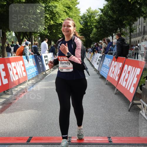 14.06.2026 - REWE Women's Run Strokosch-Dieckow http://msf.ph/oto/9787665 14.06.2026 10:18:34 Ziel 10141, 10684, 10864 meine-sportfotos.de