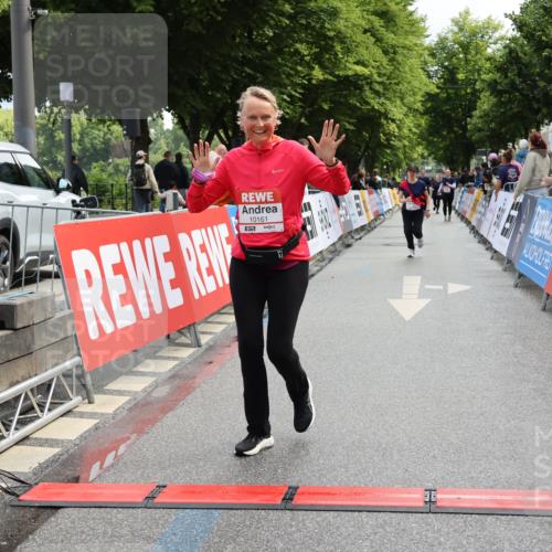 14.06.2026 - REWE Women's Run Strokosch-Dieckow http://msf.ph/oto/9787678 14.06.2026 10:19:05 Ziel 10161 meine-sportfotos.de