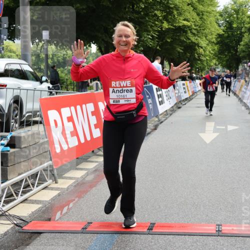 14.06.2026 - REWE Women's Run Strokosch-Dieckow http://msf.ph/oto/9787682 14.06.2026 10:19:05 Ziel 10161 meine-sportfotos.de