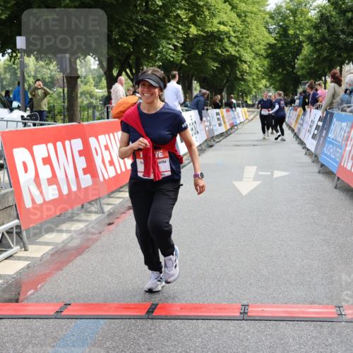 14.06.2026 - REWE Women's Run Strokosch-Dieckow http://msf.ph/oto/9787693 14.06.2026 10:19:10 Ziel 10161, 11392 meine-sportfotos.de