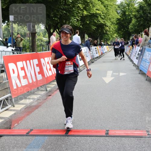 14.06.2026 - REWE Women's Run Strokosch-Dieckow http://msf.ph/oto/9787694 14.06.2026 10:19:10 Ziel 10161, 11392 meine-sportfotos.de